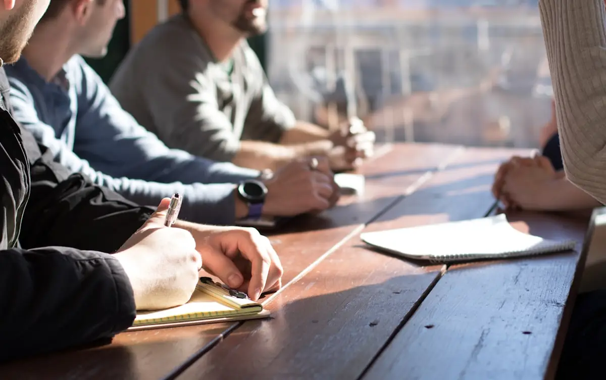 Equipo de coordinación internacional trabajando alrededor de una mesa de reuniones