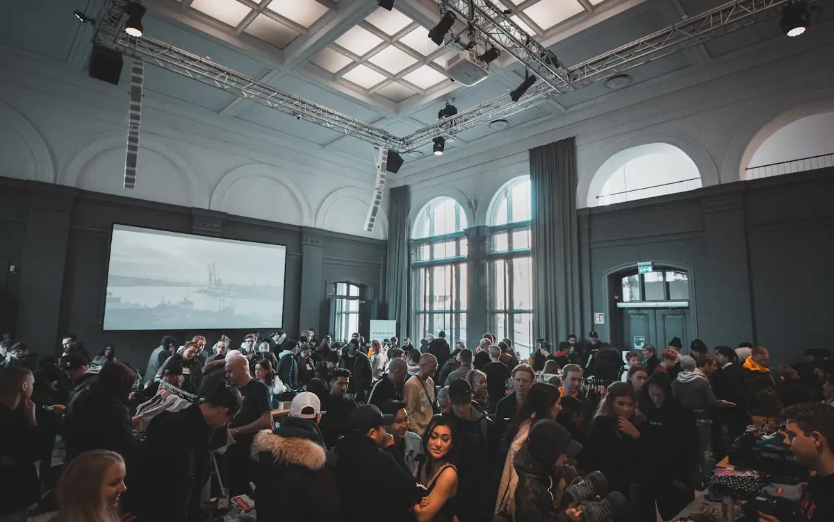 Salón de congresos con asistentes durante un evento corporativo