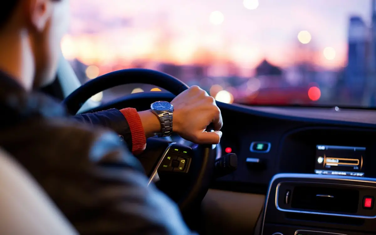 Conductor al volante de un vehículo durante un traslado ejecutivo en la ciudad